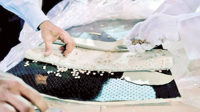 بالفيديو.. لبنان يُفشِل محاولة تهريب مخـدرات إلى فرنسا من مطار "رفيق الحريري"