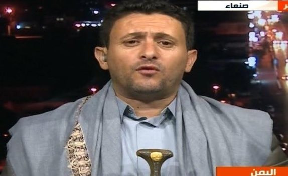 كسر جمجمة أحدهم.. قيادي حوثي بارز يعذب صحفيين معتقلين