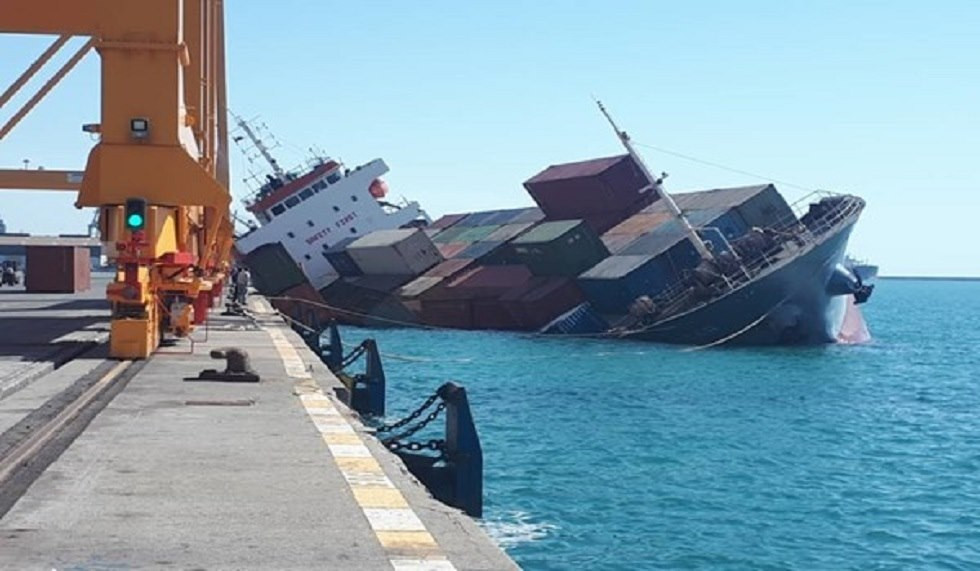 فيديو يوثق لحظة غرق سفينة تجارية إيرانية في العراق