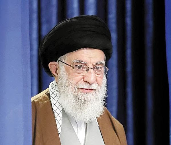 "فيسبوك" يسمح بنشر شعار "الموت لخامنئي"