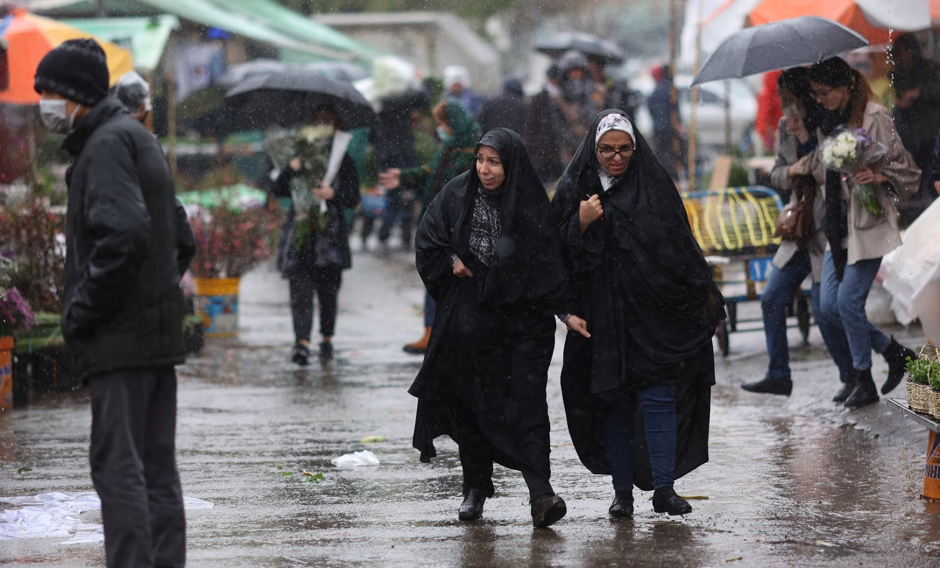 رئيس السلطة القضائية في إيران يهدد بملاحقة النساء غير المحجبات "بلا رأفة"