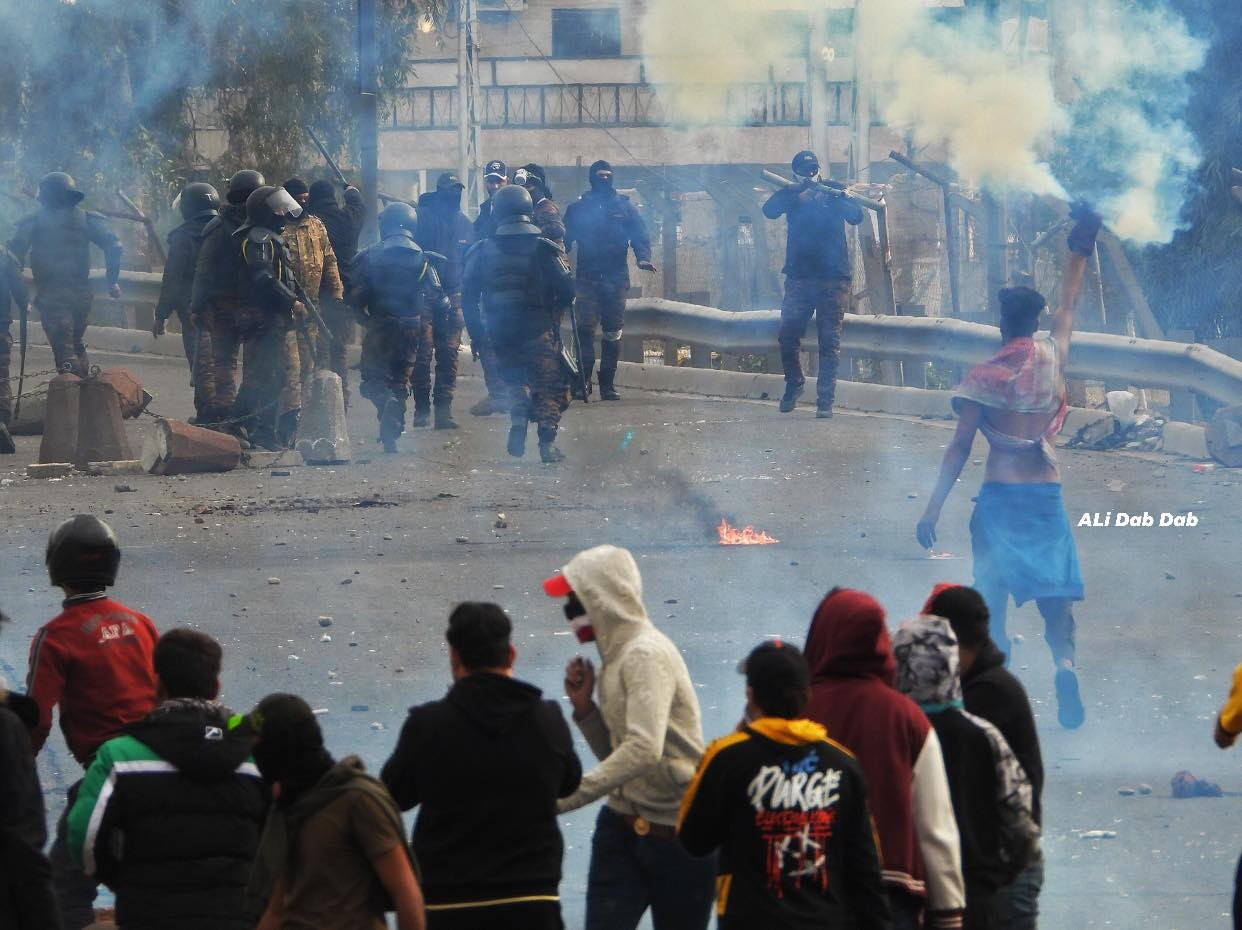 العراق.. شيوخ عشائر ذي قار يناشدون لإنقاذ البلاد والمتظاهرون يواصلون التصعيد