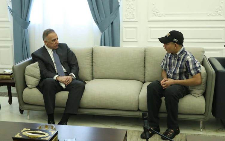 الكاظمي ينتصر لليافع العراقي المعتدى عليه ويتكفل بدراسته