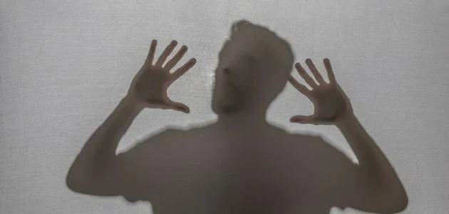 تفسير حلم الحي ينادي على الميت: دلالات الخير والتحذير