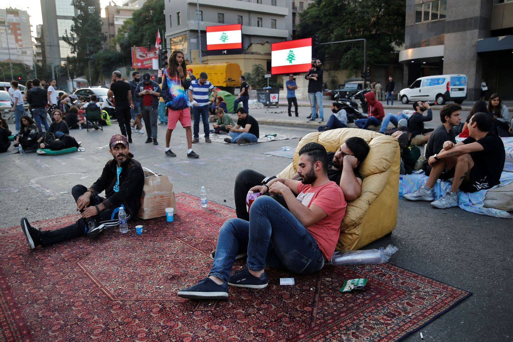 اللبنانيون يبتكرون أسلوبا جديدا لتحقيق مطالبهم والحريري يتجه لإعلان استقالته