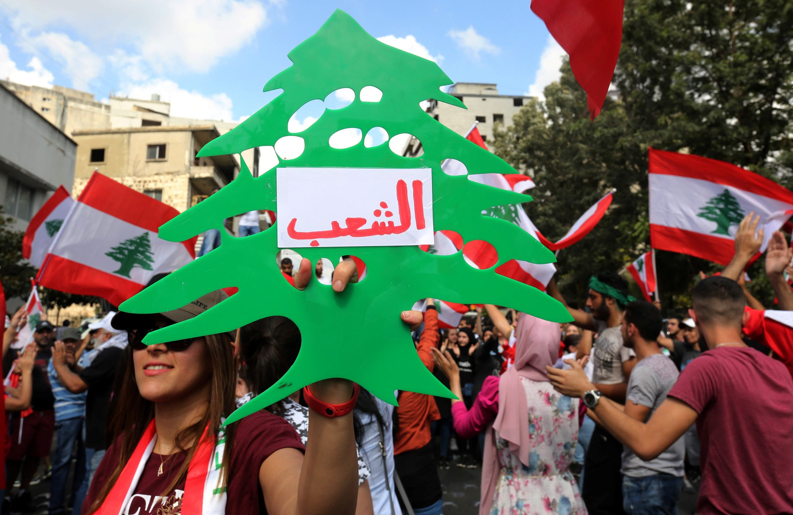 اللبنانيون يواصلون مظاهراتهم المليونية والحريري يقدّم ورقته "الإنقاذية"