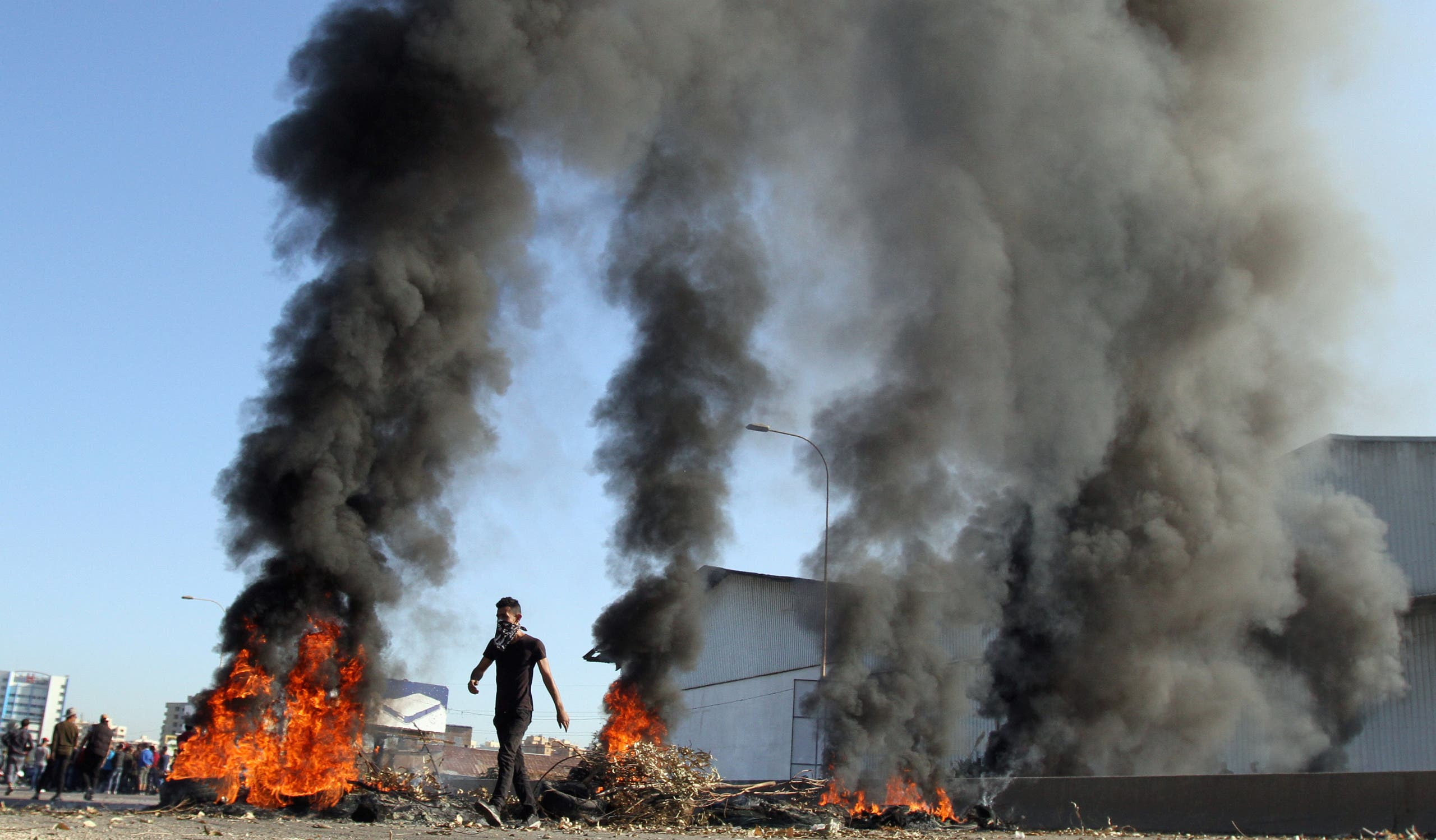 لبنان.. قطع طرقات وتطويق مؤسسات.. ودعوات أممية للإسراع بتشكيل حكومة
