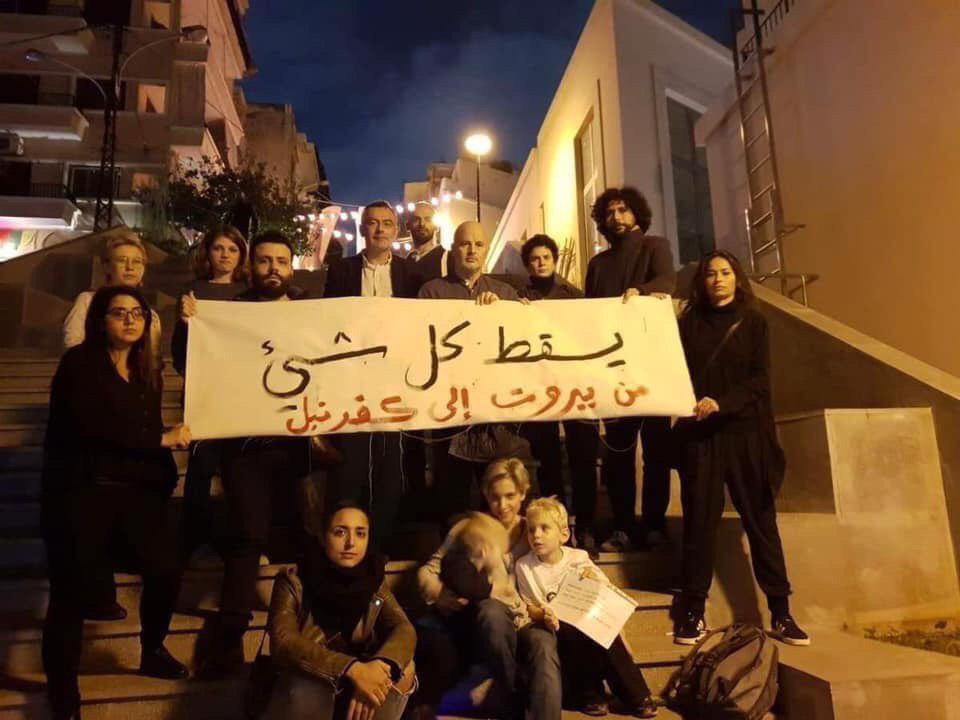 لافتات كفرنبل وأهازيج القاشوش في لبنان.. والسوريون يحتفون بثورة الأرز