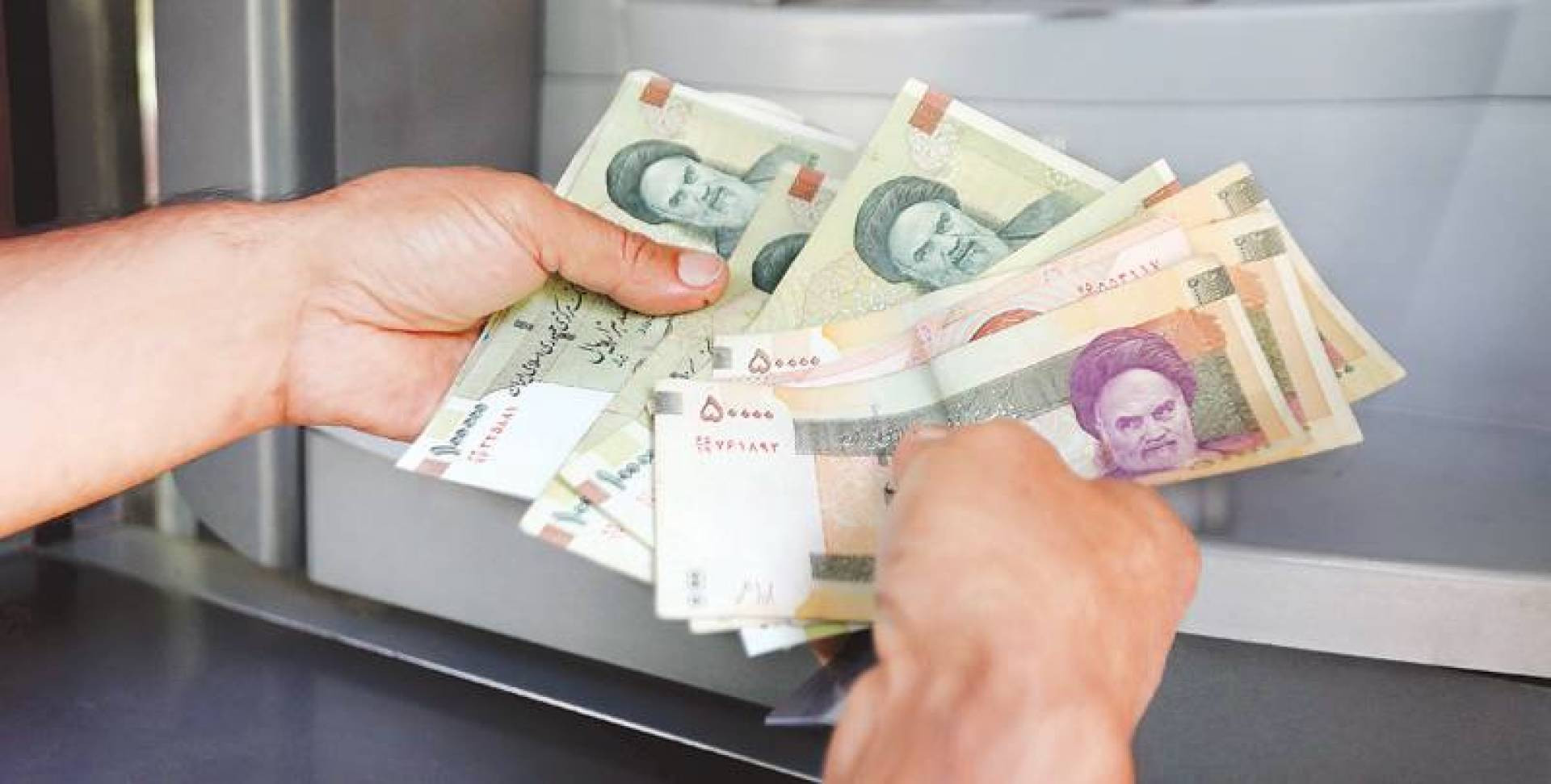 لماذا حذفت إيران أربعة أصفار من عملتها واستبدلت الريال بالتومان؟