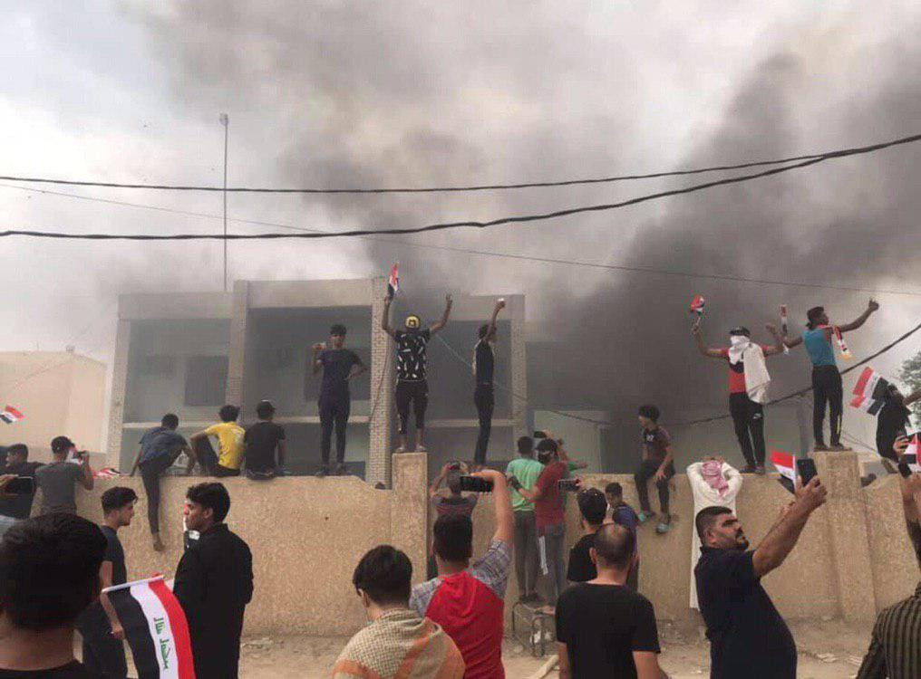 متظاهرو العراق يحرقون مقرات أحزاب وميليشيات تابعة لإيران