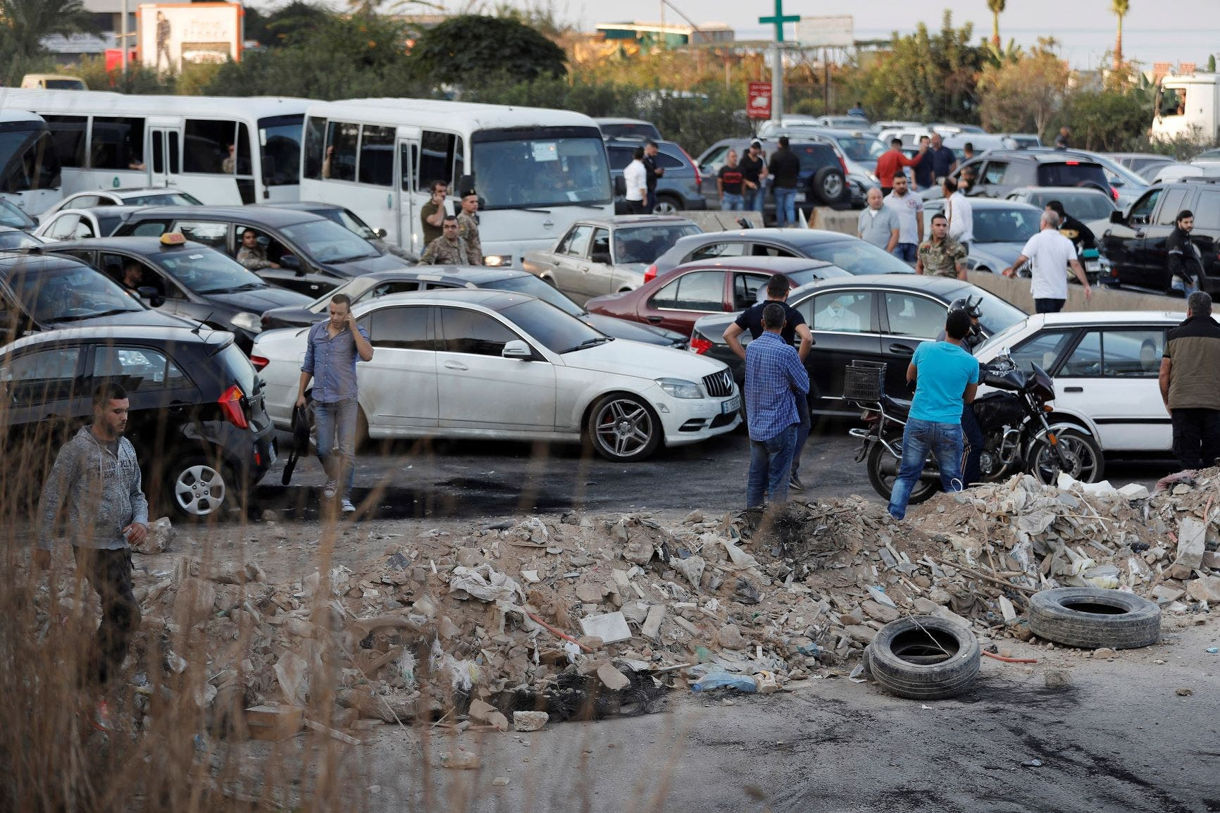 موالٍ لـ"عون" يفتح النار على محتجين شمال بيروت ومتظاهرون يرفضون دعوة من الرئيس