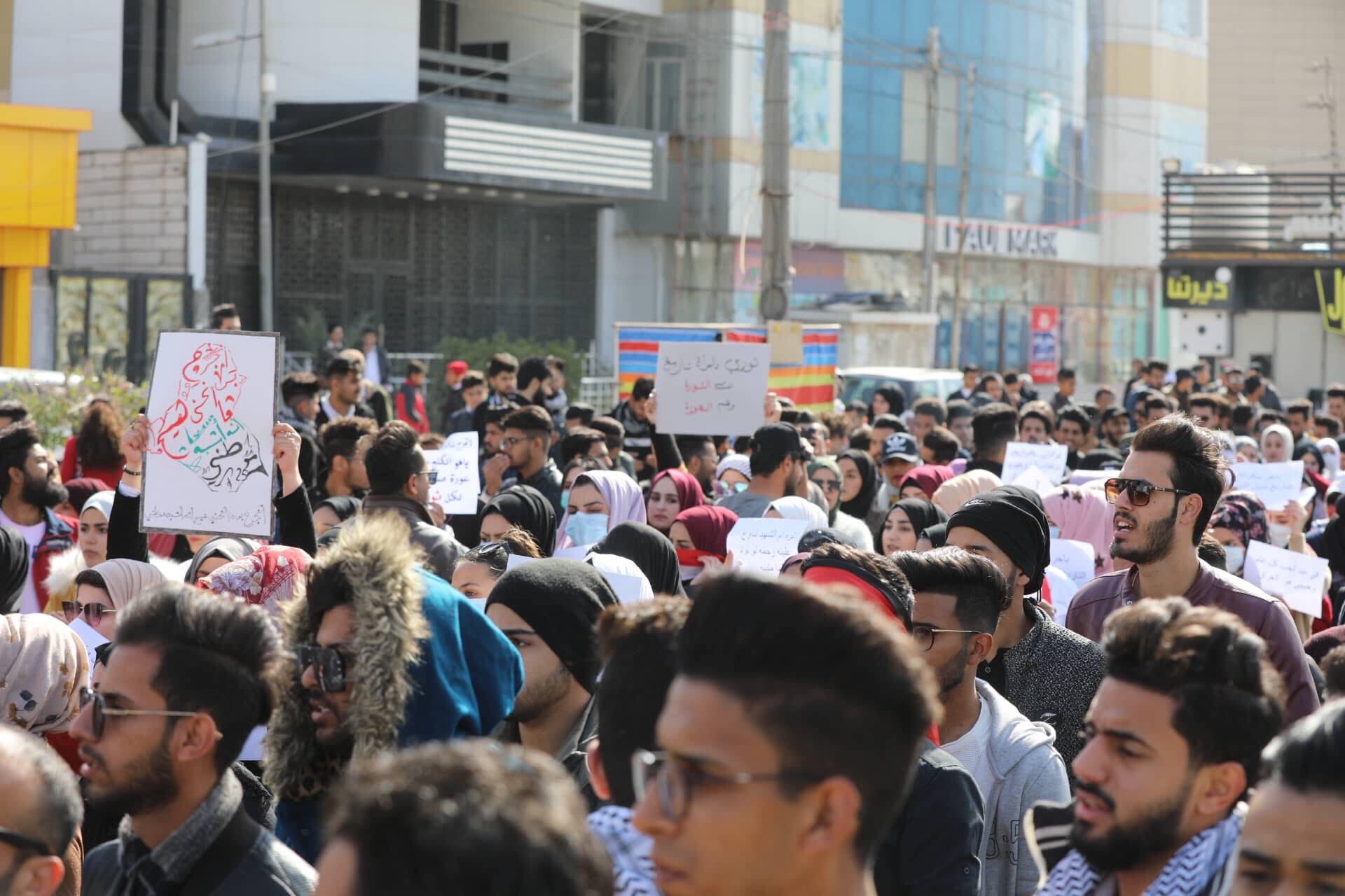 العراق.. المتظاهرون يتحدون برودة الطقس وهتافات ضد "الصدر"
