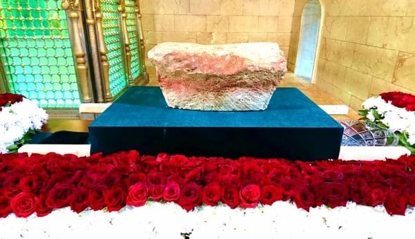 إيـران تزوّر "صخرة النقطة" وتحتفل بإعادتها لحلب.. ما هدفها؟