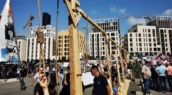 اللبنانيون يتظاهرون للمطالبة بإسقاط النظام ويعلقون "المشانق"