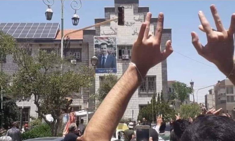 سوريون في مناطق سيطرة الأسد يهتفون للمرة الأولى ضد إيـران (فيديو)