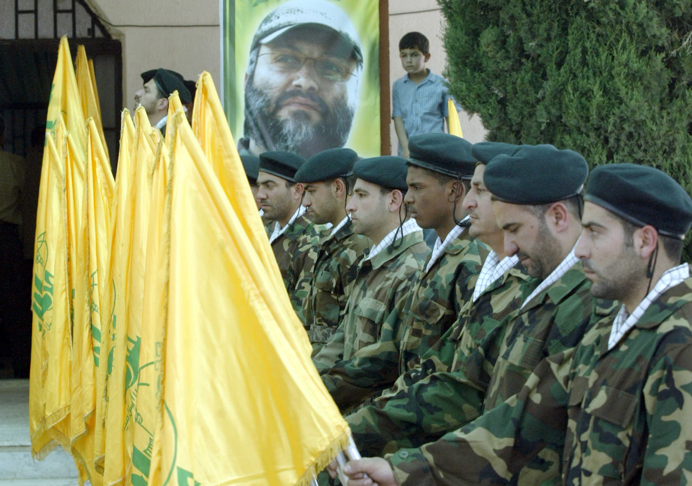 دولة داخل دولة.. "حـزب الله" يقدم خدمات لمواليه أفضل مما تقدمه الدولة اللبنانية