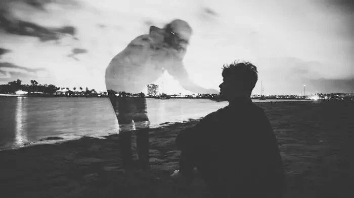 تفسير حلم ميت يناديني باسمي: دلالات الرسائل والتحذيرات