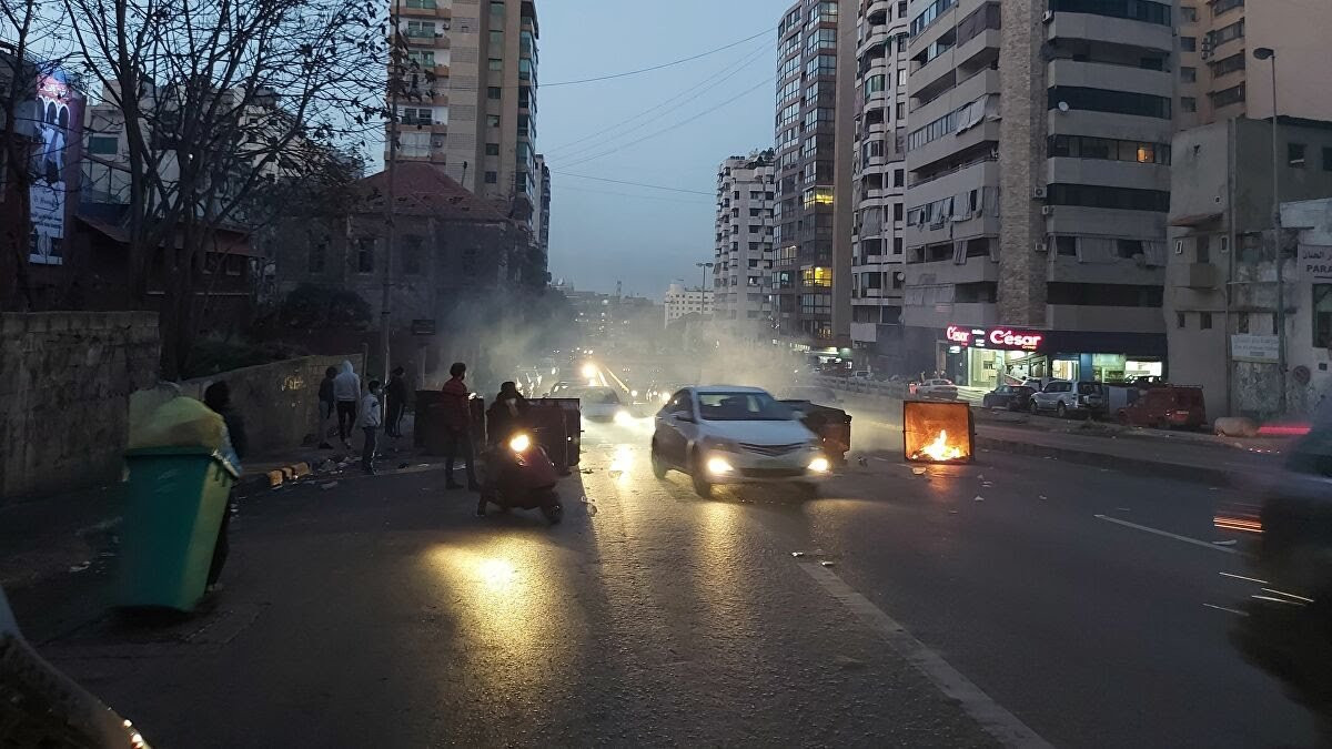 لبنان ينتفض.. قطع طرقات ودعوات للنزول إلى الشوارع