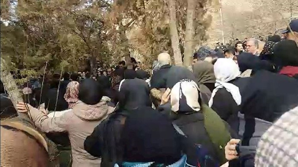 إيـران.. مظاهرات طلابية في طهران ضد النظام والحرس