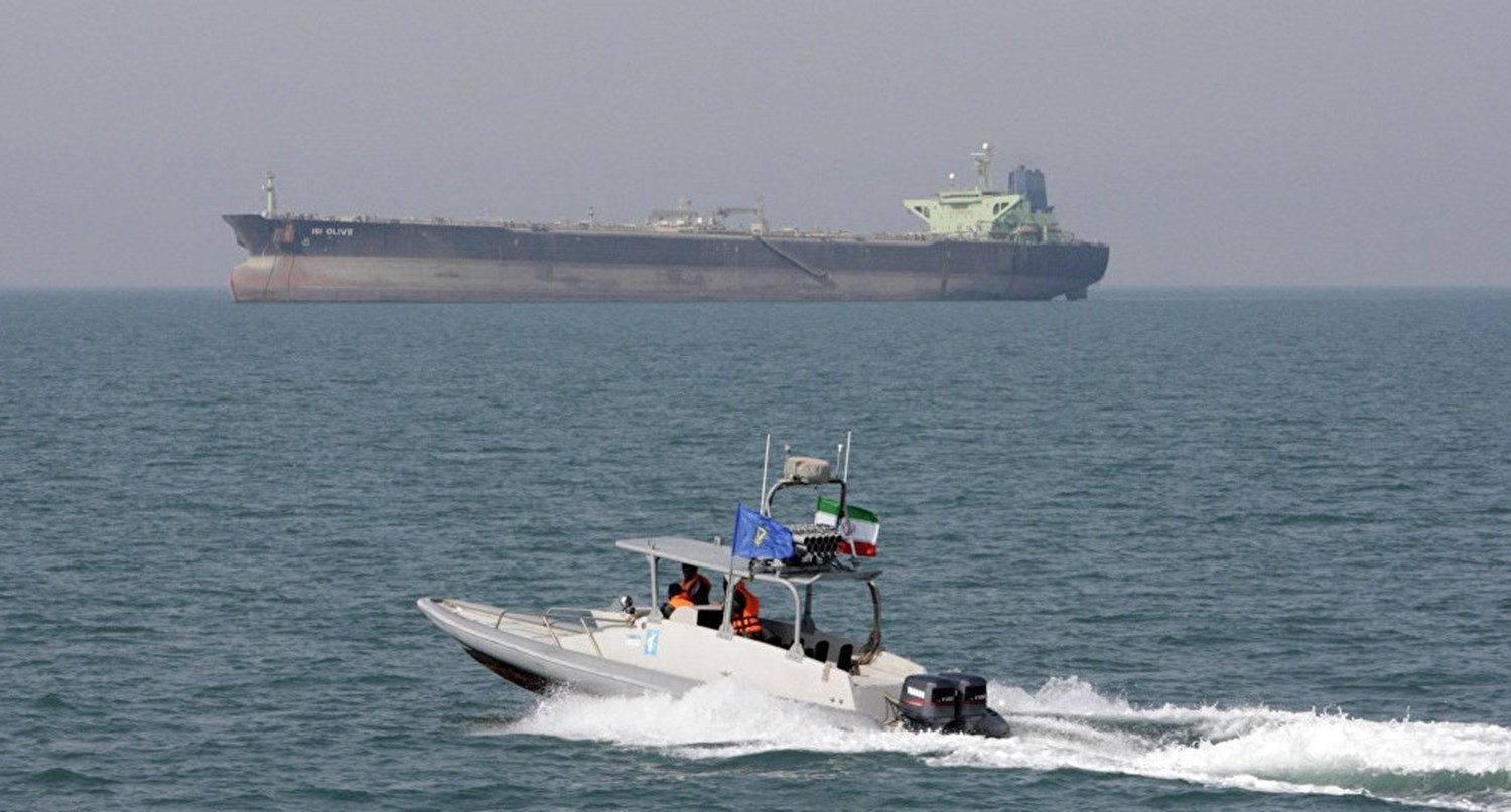 إيران تحتجز سفينة نفط في بحر عمان بتهمة "التهريب"