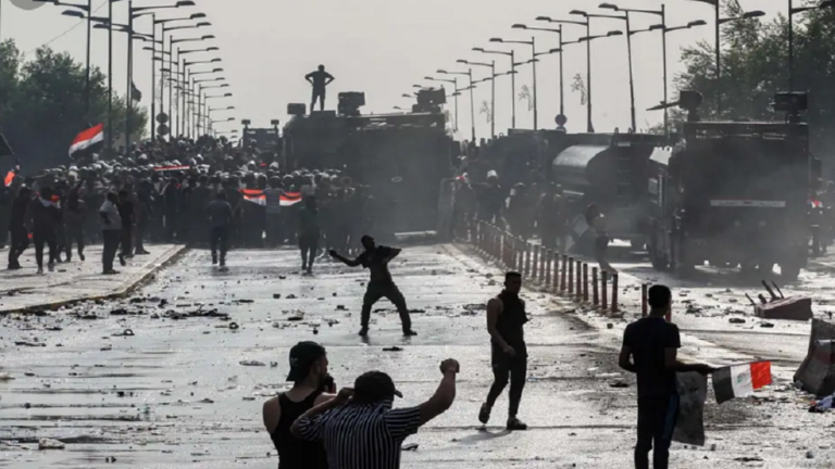 إيران تغلق معبرين مع العراق وتعلّق رسميا على المظاهرات