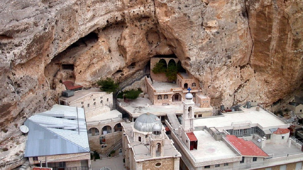 بضغوط روسية.. "حزب الله" يخلي موقعا قرب دير مسيحي شمال دمشق