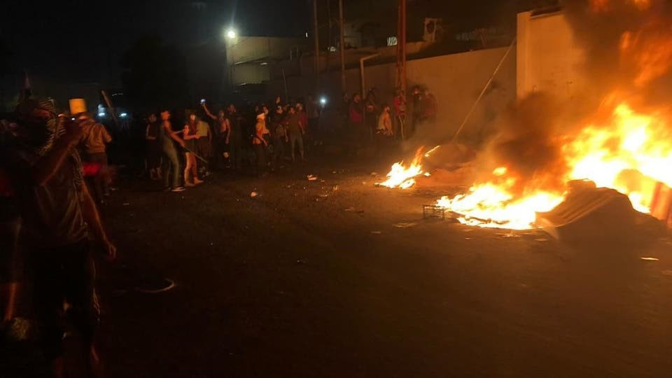 للمرة الثانية.. متظاهرون يحرقون قنصلية إيران في النجف