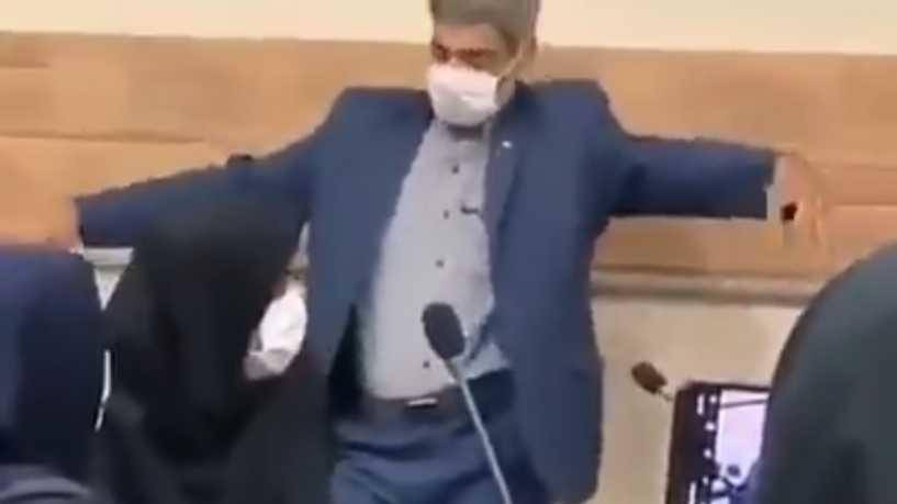شاهد.. فيديو يتسبب بفصل مسؤول إيراني من منصبه