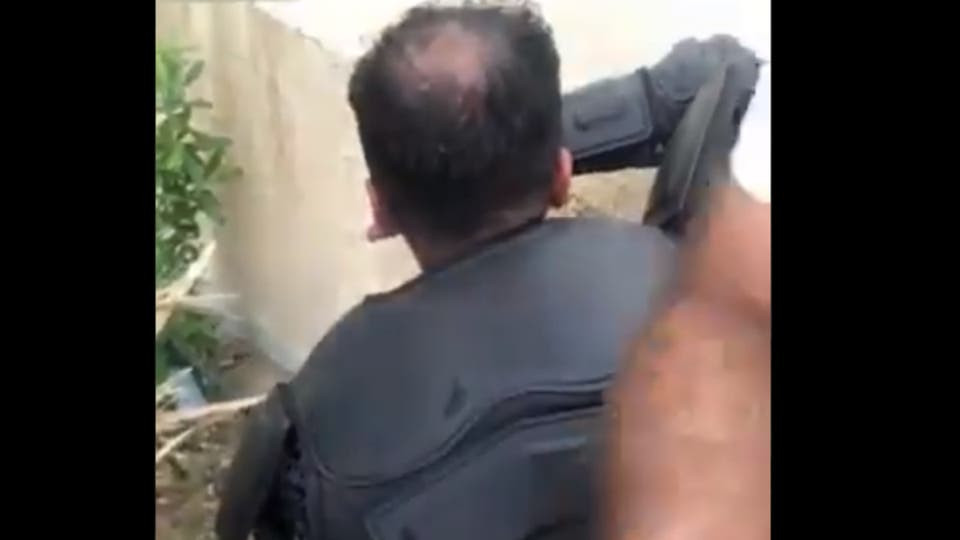 شرطي عراقي يجهش باكيا على هول ما شاهده من بطش وقتل للمتظاهرين (فيديو)