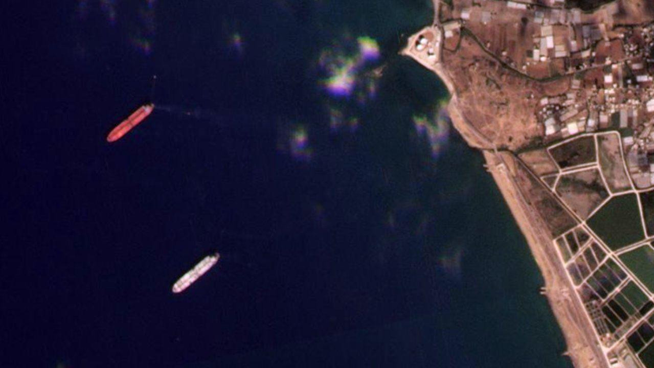 بعد أنباء عن غرقها.. ناقلة نفط ايرانية ترسو على الساحل السوري