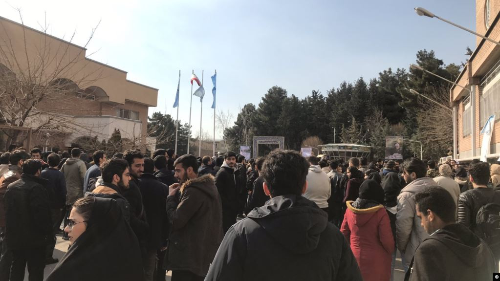 إيران.. مظاهرات في طهران لليوم الثاني على التوالي والحرس يهدد