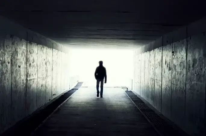 تفسير رؤية الميت يزورنا في البيت للعزباء والمتزوجة والحامل لابن سيرين والنابلسي