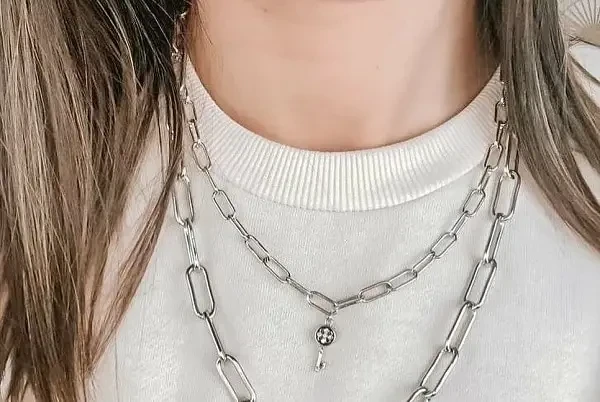 تفسير قلادة الفضة في المنام: رمز للأمانة والجاذبية أم تحذير؟