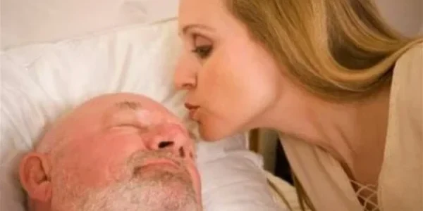 تفسير تقبيل الميت في المنام للعزباء والمتزوجة والحامل لابن سيرين والنابلسي