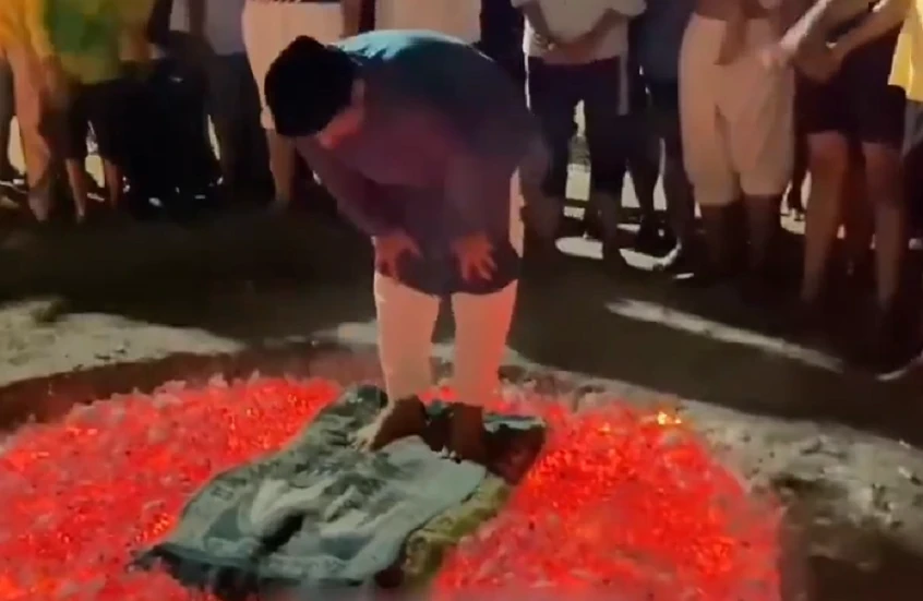 رجال في إندونيسيا يفرشون سجادة على الجمر ويصلون عليها (فيديو)