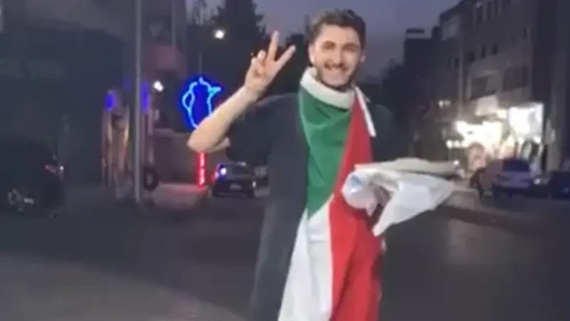 بالفيديو.. مواطن سوري يحتفل بتحرير الخرطوم في شوارع دمشق: لقطة تجمع بين الألم والفرح