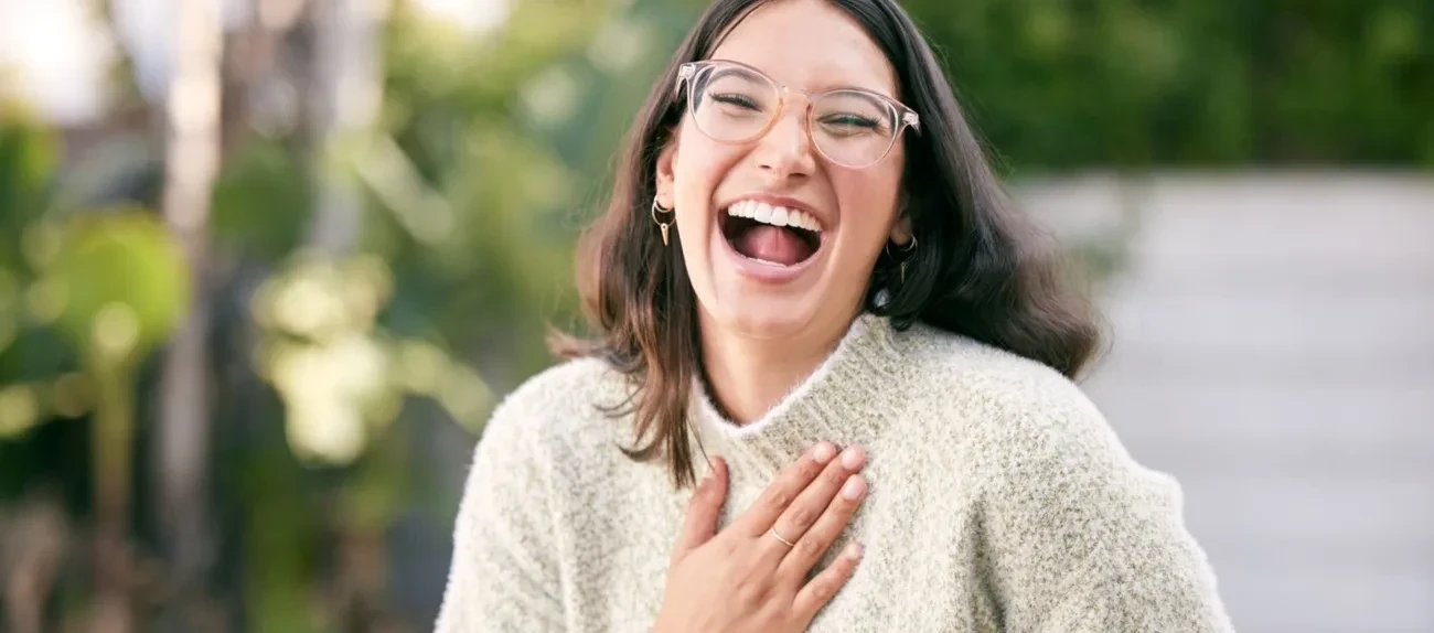 تفسير الضحك في المنام: فرح ورزق أم قهقهة وشؤم؟