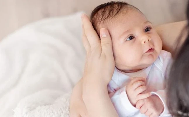 تفسير حلم حمل طفل رضيع للعزباء والمتزوجة والحامل