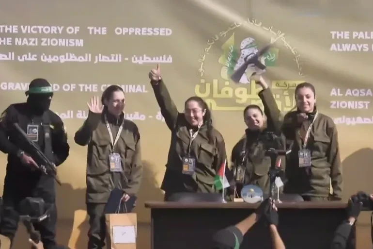 كتائب القسام تسلم 4 أسيرات إسرائيليات للصليب الأحمر ضمن صفقة تبادل الأسرى