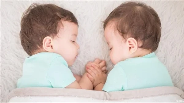 اختي جابت توأم في المنام لابن سيرين | تفسير إنجاب التوأم للعزباء والمتزوجة